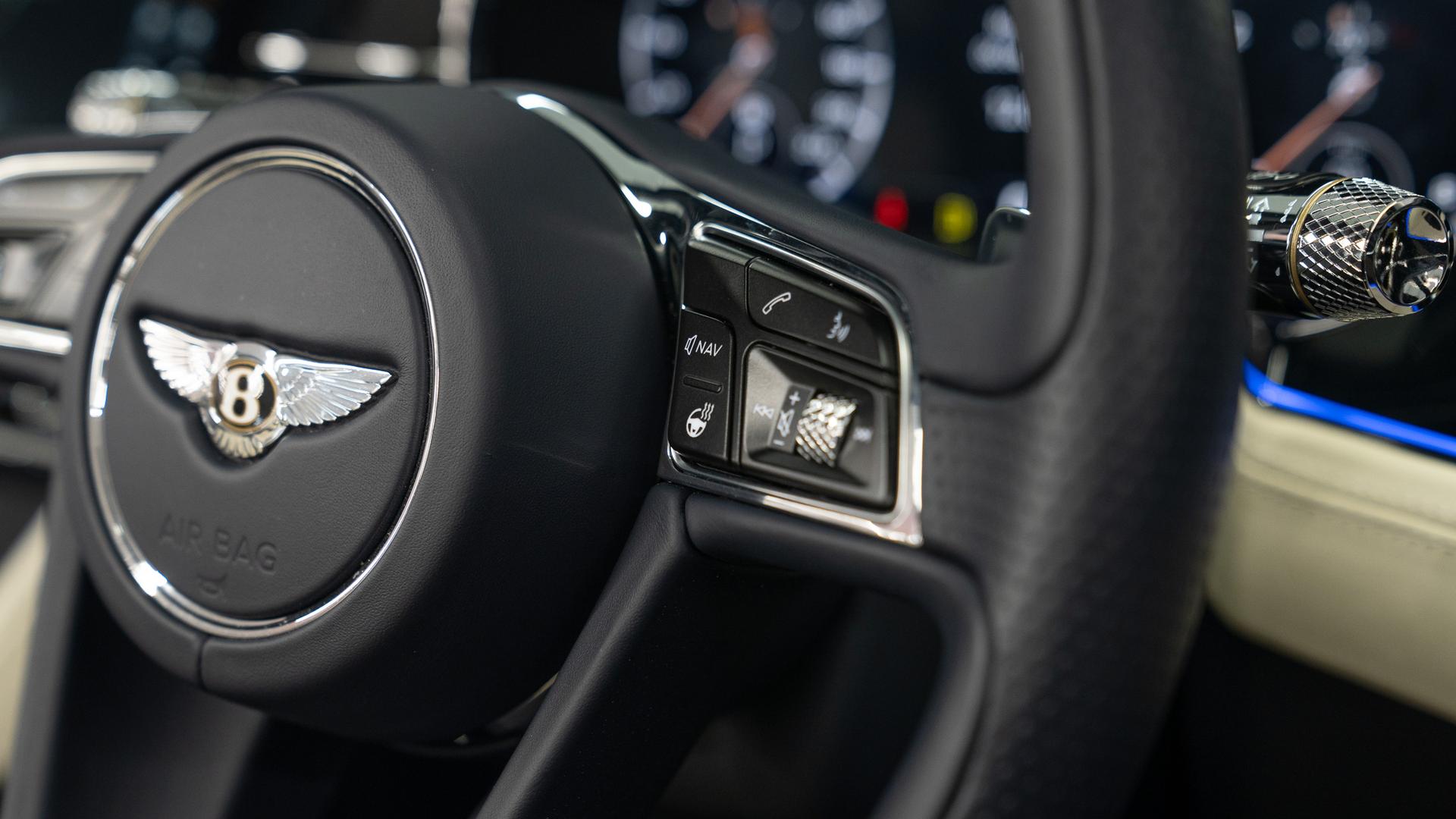 Bentley Continental GTC Photo 2596114d-737d-4006-86c7-a7faec0bfe89.jpg