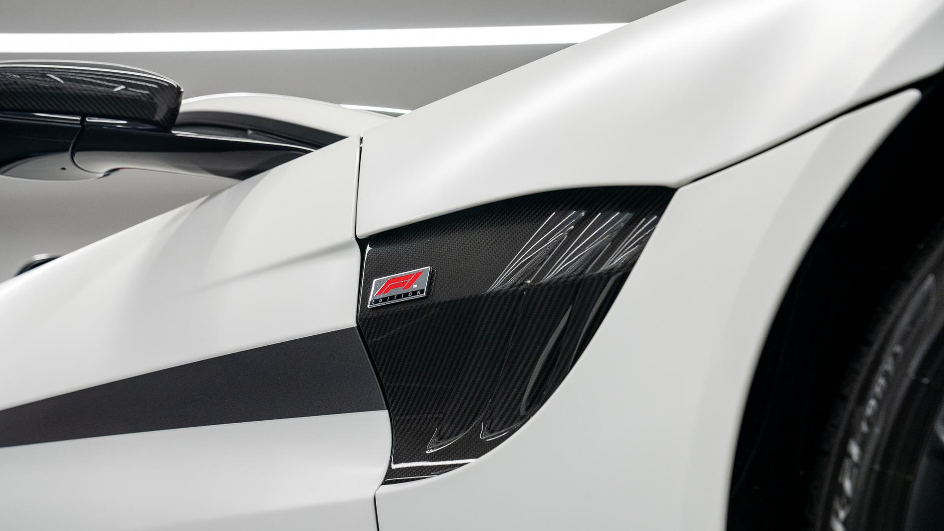 Aston Martin Vantage Photo 25d32ca6-952f-444e-93b6-8648fd213ded.jpg