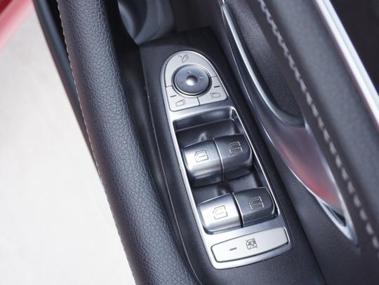 Mercedes-Benz E Class Photo 25de7600-ce04-4951-990d-6892d041f660.jpg