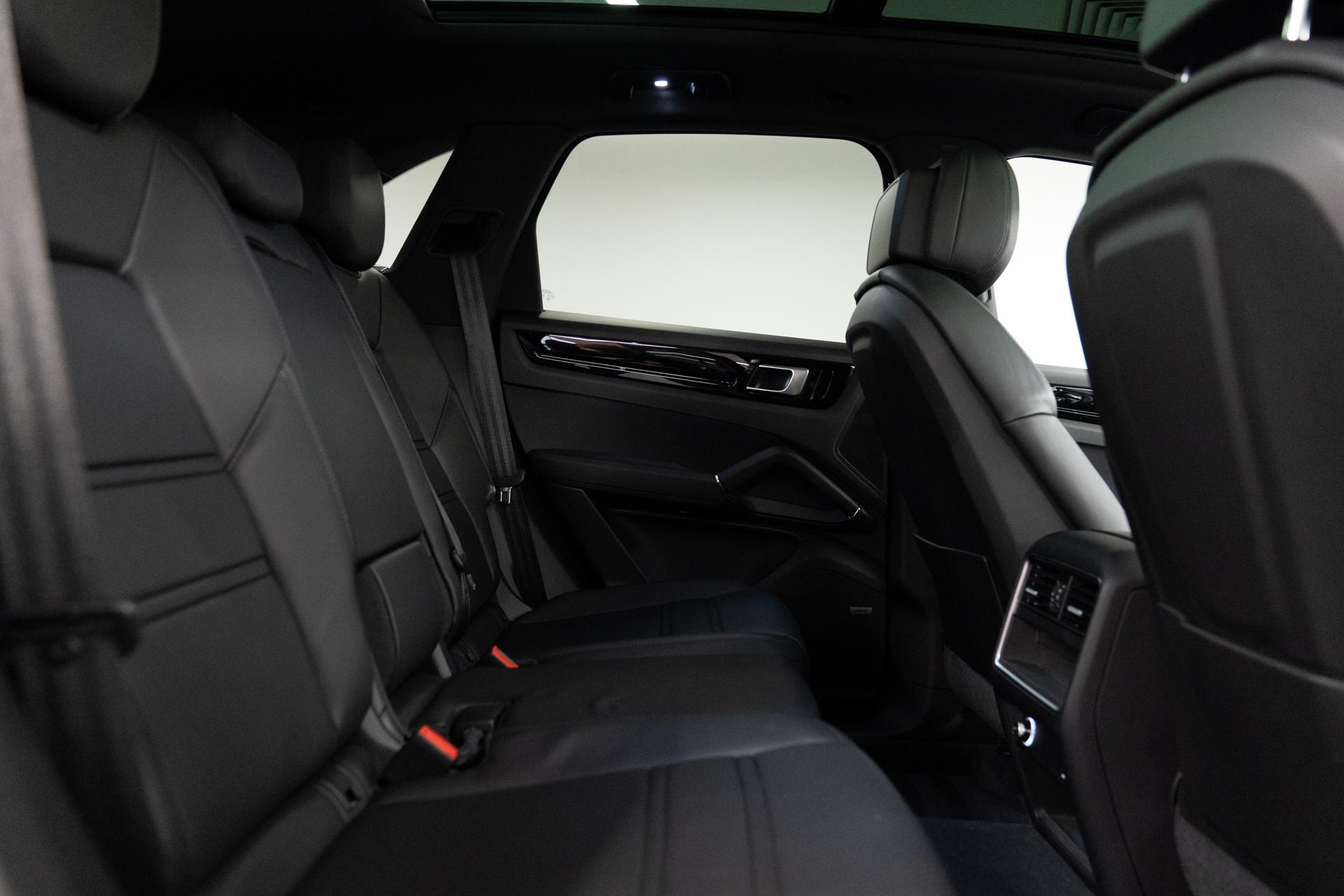 Porsche CAYENNE Photo 25ecc354-a87d-4c7c-9b77-5f2154ef3b02.jpg