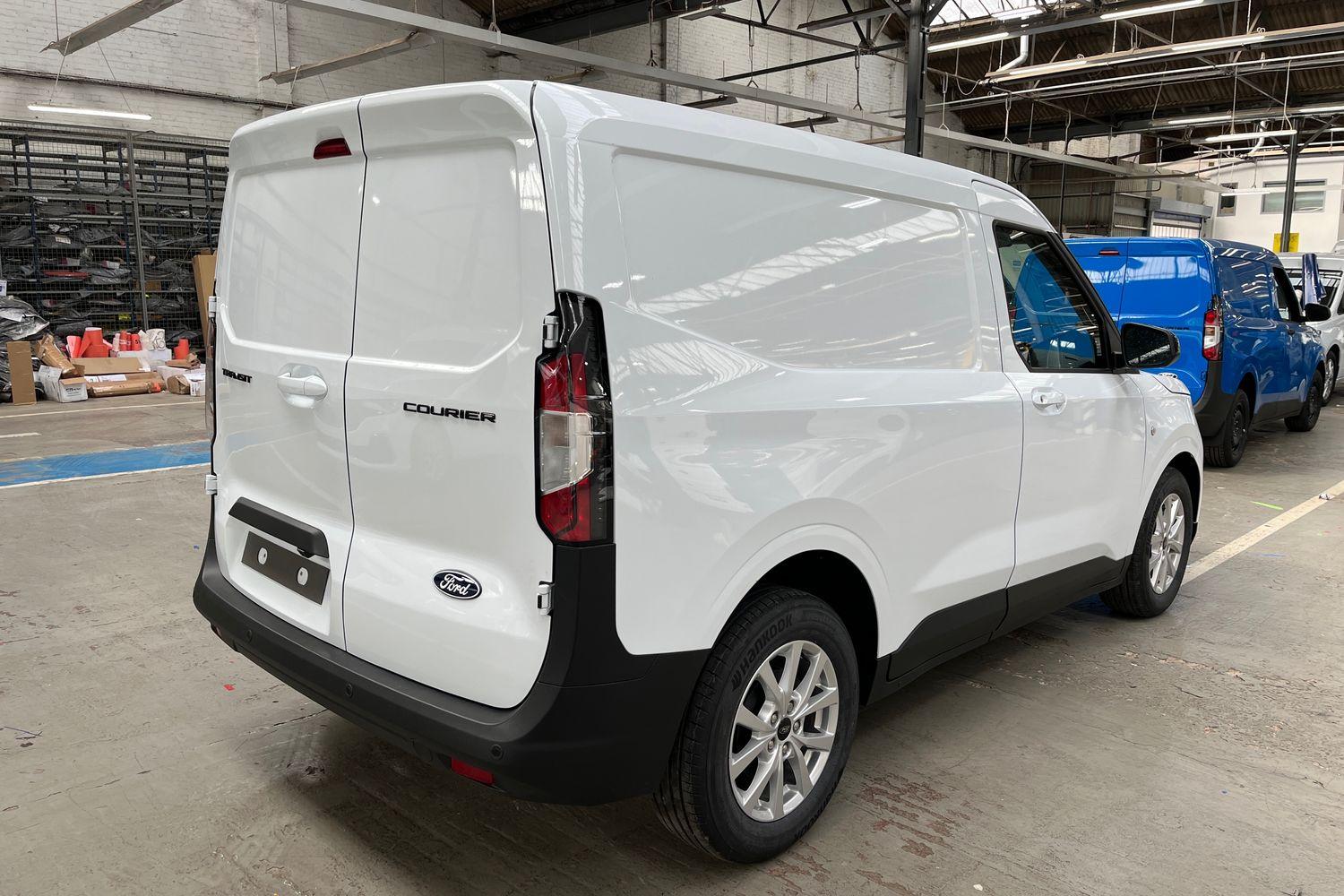 Ford TRANSIT COURIER Photo 24