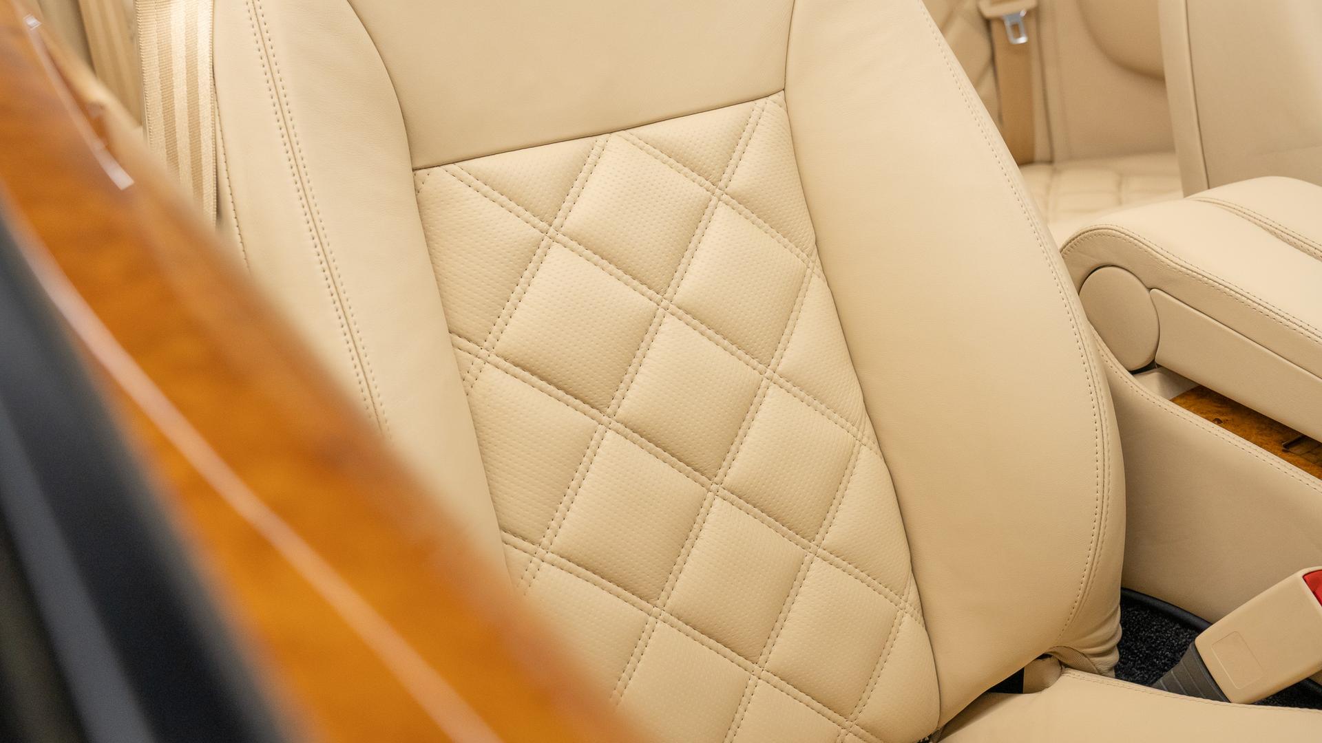Bentley Azure T Photo 2637d89c-68bf-4c99-893a-ffb27656405b.jpg
