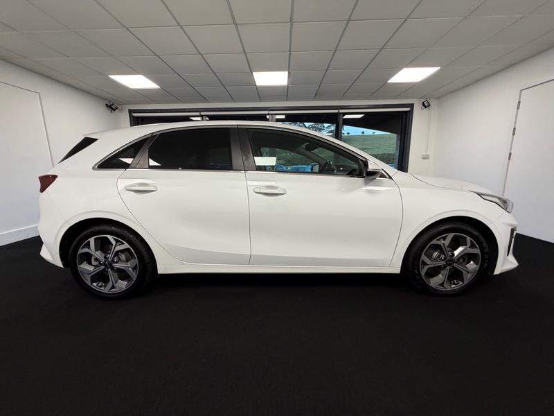 Kia Ceed Photo 26afe979-d92d-41be-8977-dd04ae2274a8.jpg