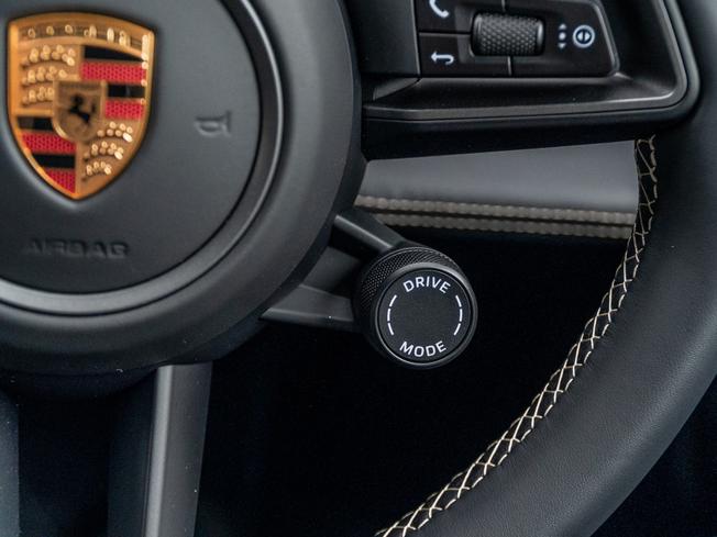 Porsche Taycan Photo 24