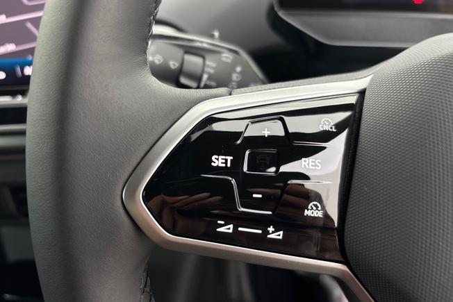 VOLKSWAGEN ID.4 Photo 16