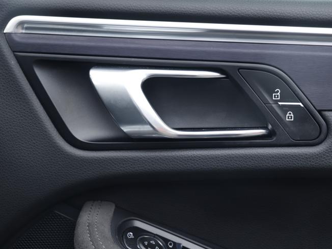 PORSCHE Macan Photo 18