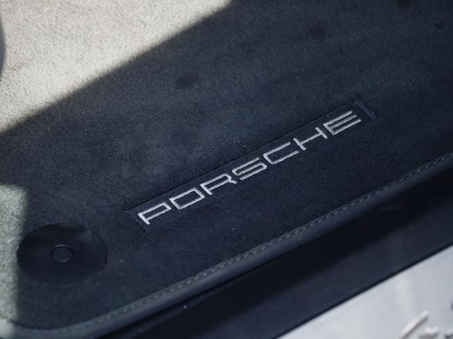 PORSCHE Taycan Photo 23