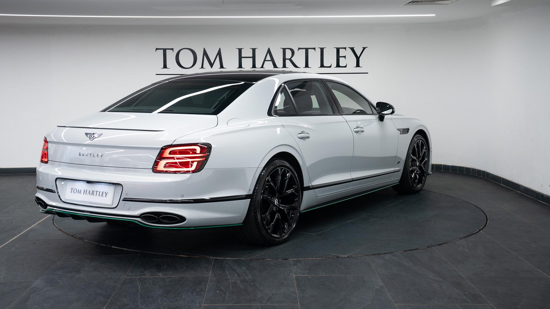 Bentley Flying Spur Photo 27931231-79ce-4ea2-aece-21193cbaa732.jpg