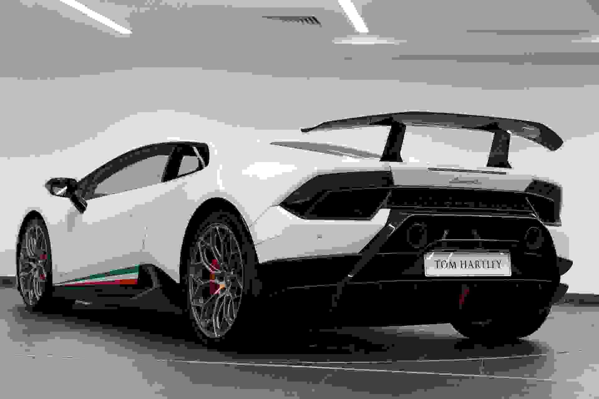Lamborghini HURACAN Photo 284d6b6d-55b5-4096-9829-c64cf57eb444.jpg