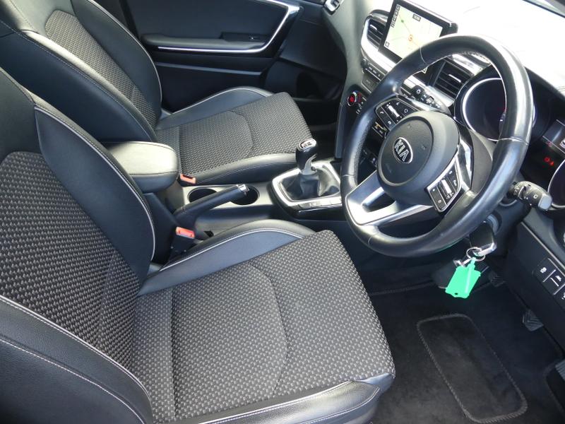 Kia Ceed Photo 289997bd-f09a-4081-bed3-44d7f77551a8.jpg