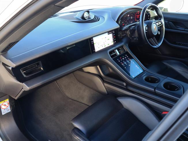 PORSCHE Taycan Photo 3