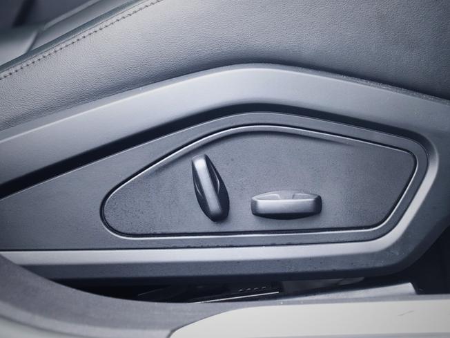 PORSCHE Taycan Photo 16