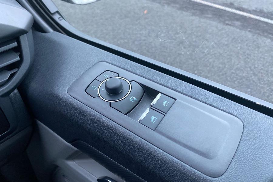 Ford E-TRANSIT CUSTOM Photo 28fdbc4b-a9ad-4495-8c23-2bccbbbb966a.jpg