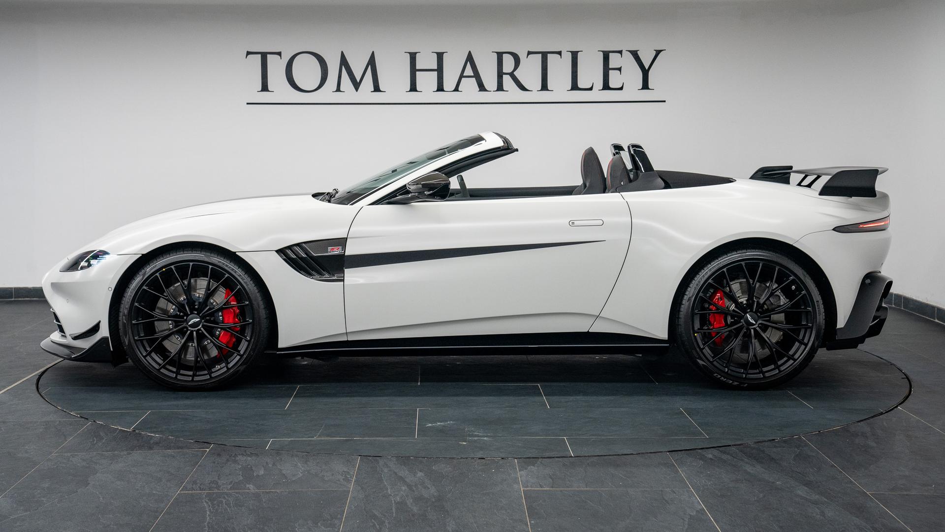 Aston Martin Vantage Photo 29189805-a158-4985-ab6d-c9dc0b12a2d0.jpg