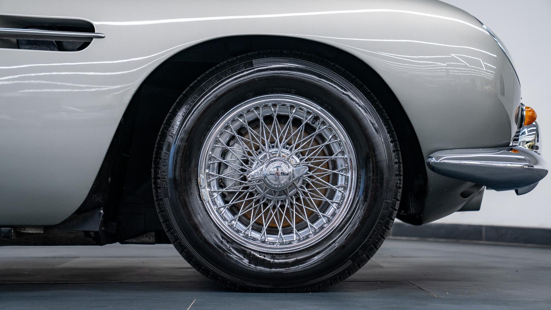 Aston Martin DB5 Photo 298cb302-3c65-49c4-9685-ec97ee5d82df.jpg