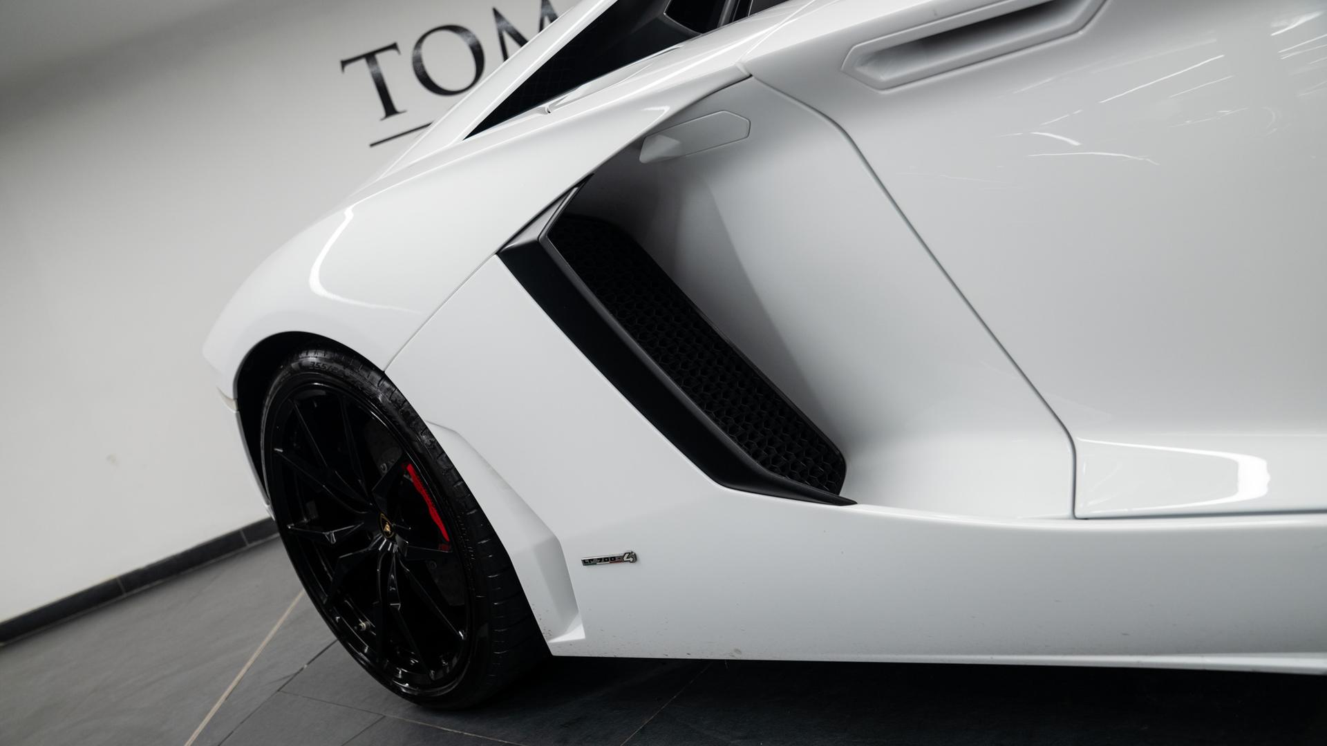 LAMBORGHINI Aventador Photo 29a04356-ad8f-46bb-8653-92585139921c.jpg