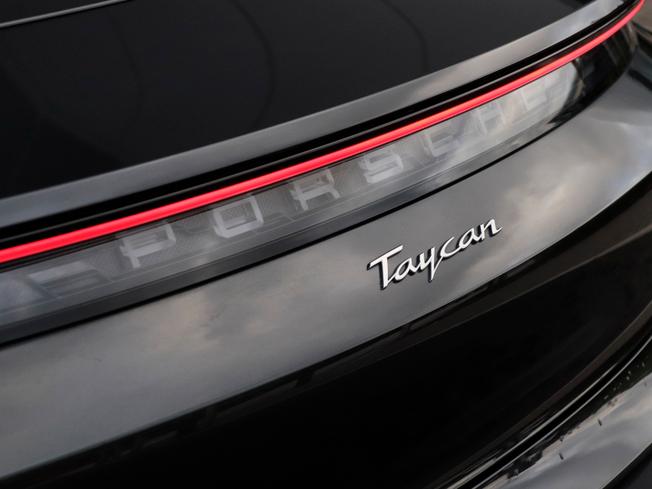 Porsche TAYCAN Photo 16