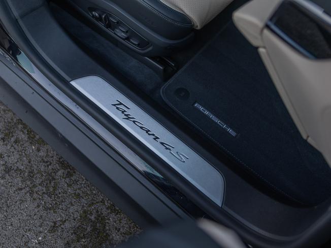 PORSCHE Taycan Photo 29