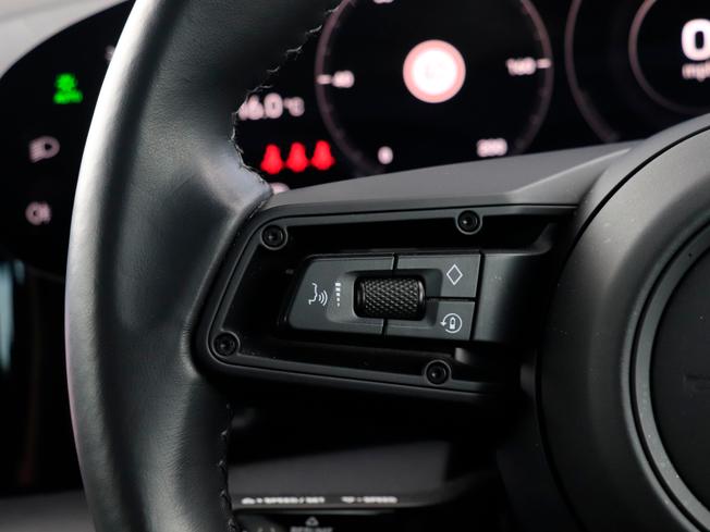 PORSCHE Taycan Photo 19