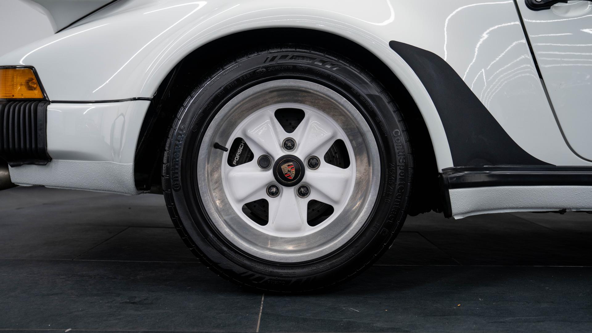 Porsche 911 Carrera Photo 2a97eb49-382e-485c-b7d6-8931587eafeb.jpg
