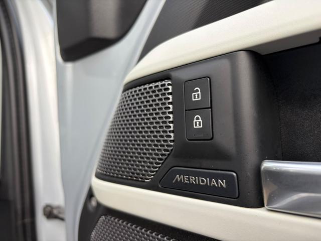 Land Rover Defender 110 Photo 2aba3660-86f7-46f0-b21f-f58be9a453de.jpg
