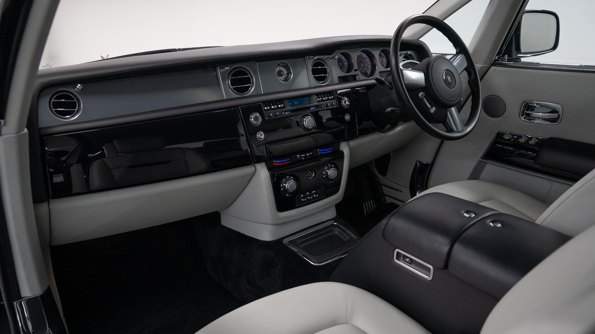 Rolls-Royce Phantom Photo 2b336a2c-7b84-4ecd-aa02-c99b1d2cbdfd.jpg