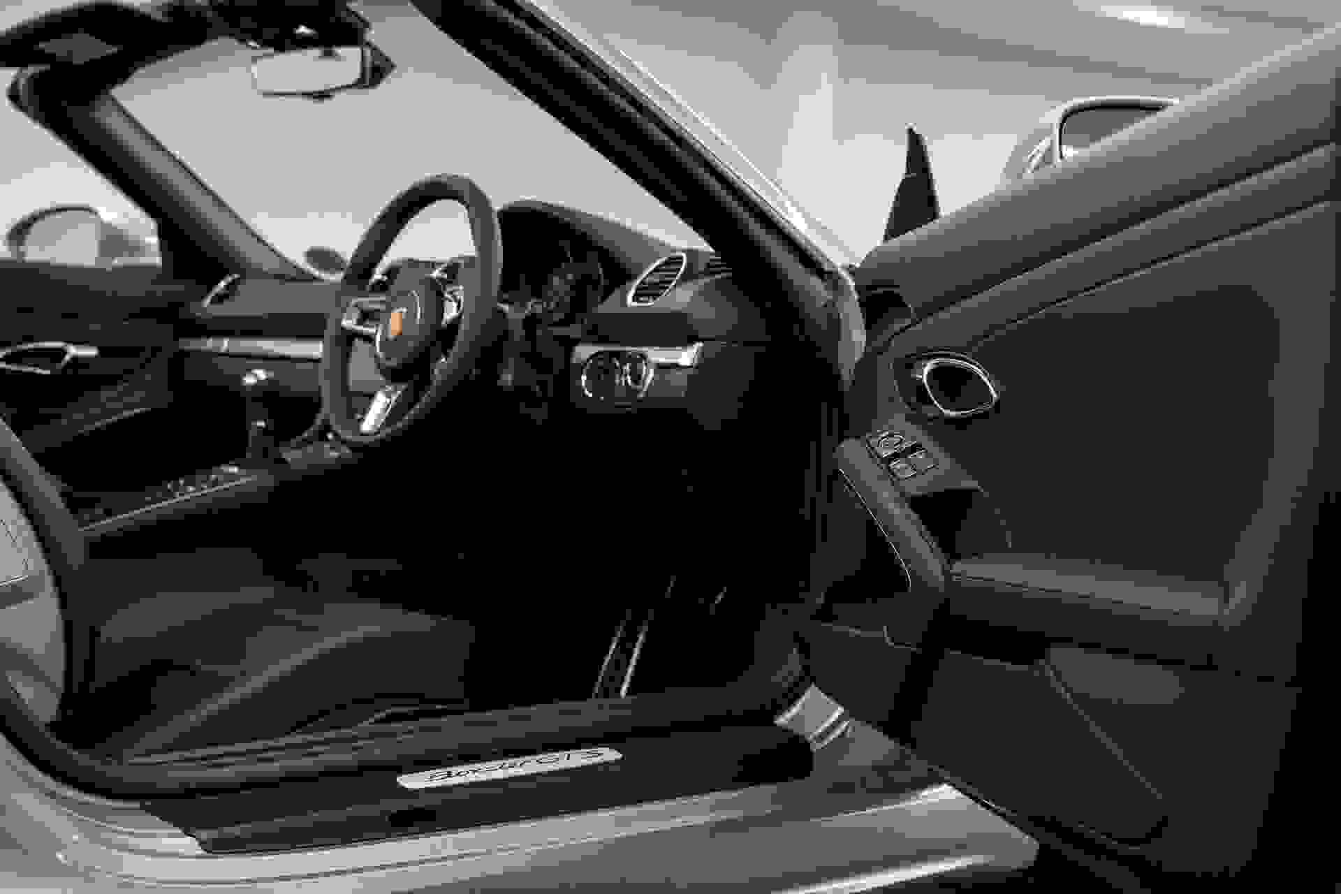 Porsche 718 Photo 2b35d66f-806e-474c-a42f-739dd9edd865.jpg