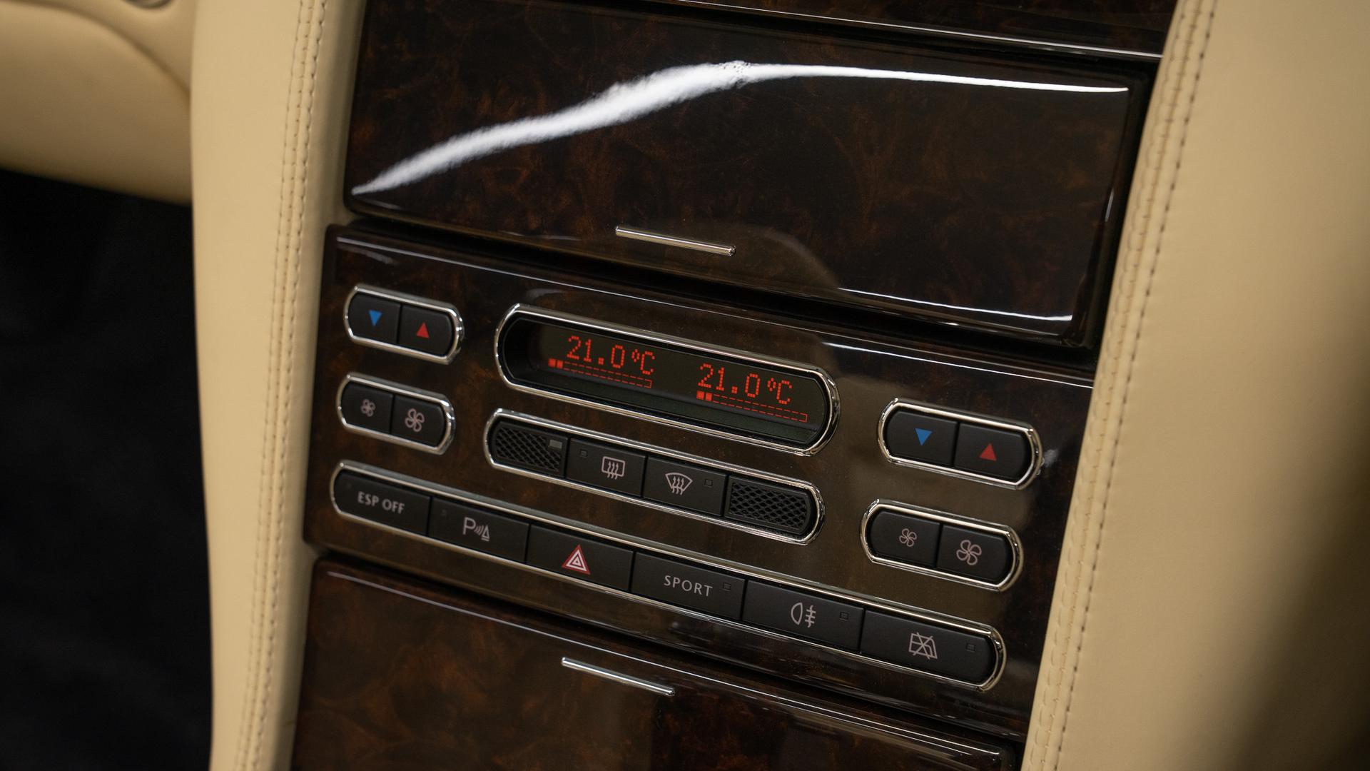 Bentley Azure Photo 2c5c68ec-2a93-432e-8352-ac041b211446.jpg