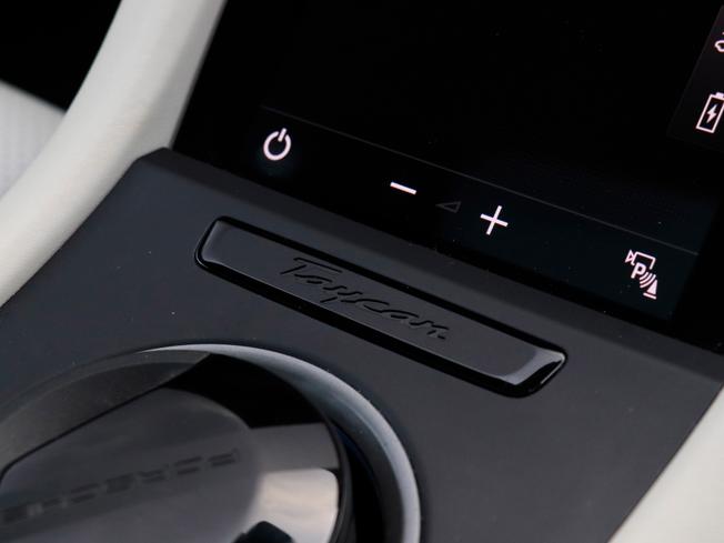 Porsche TAYCAN Photo 32