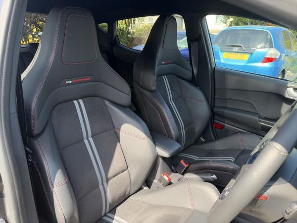 Ford FIESTA Photo 17