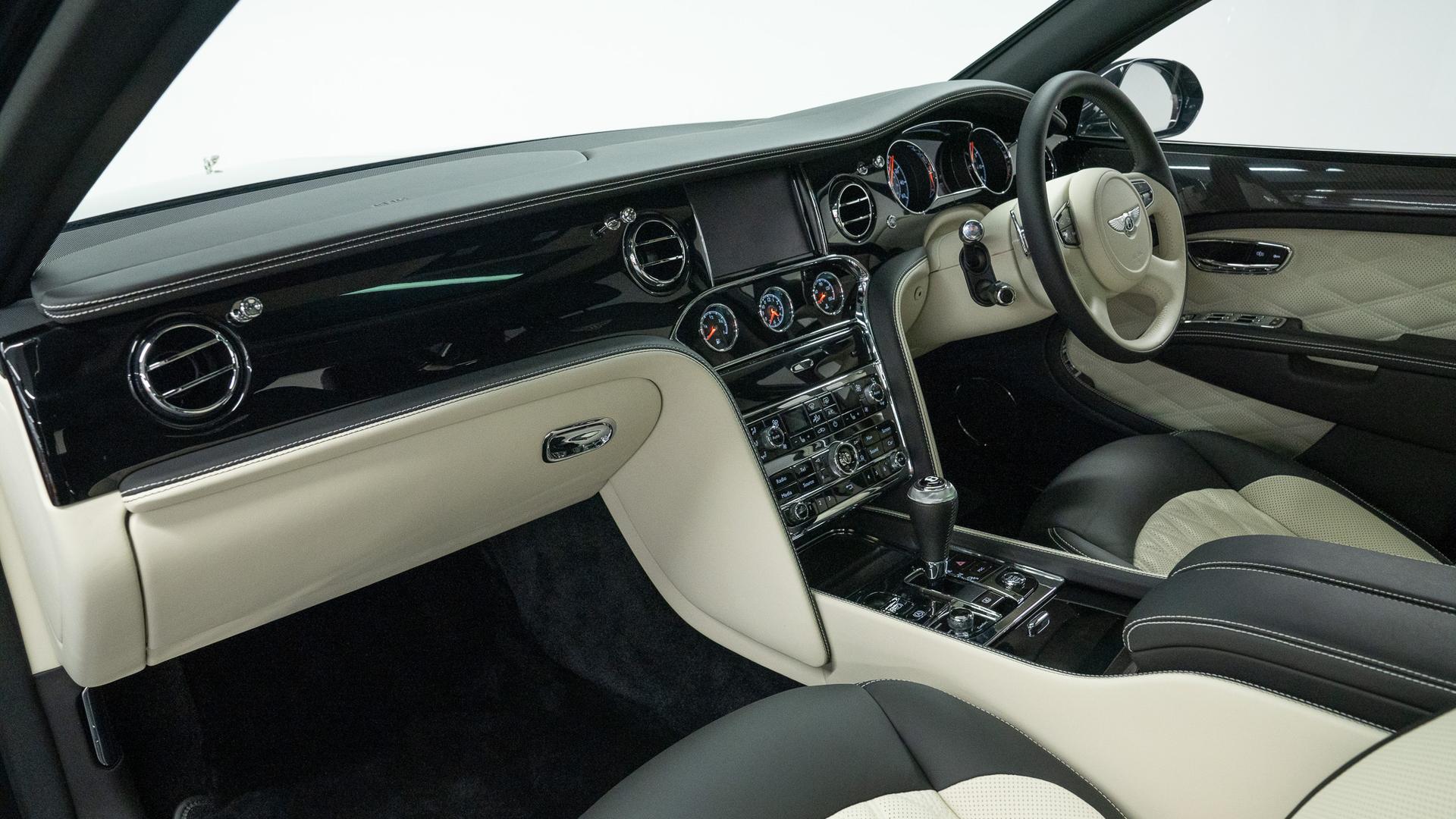 Bentley Mulsanne Photo 2ca91ecb-f6ba-4c13-93ee-b7df53643330.jpg