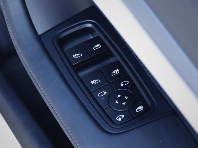 PORSCHE Taycan Photo 19