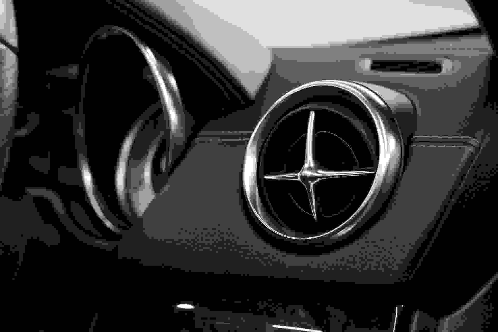 Mercedes-Benz SL Photo 2df91f7c-1f08-4fc9-85e1-dac641ecd714.jpg