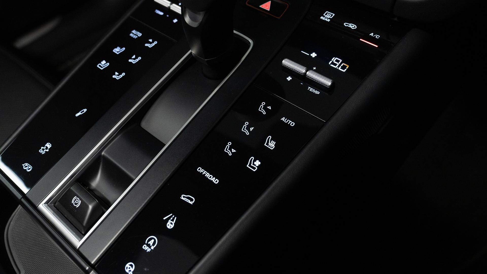 Porsche Macan Photo 2e150510-f51b-43e5-99c7-e27cb9fe1a2a.jpg