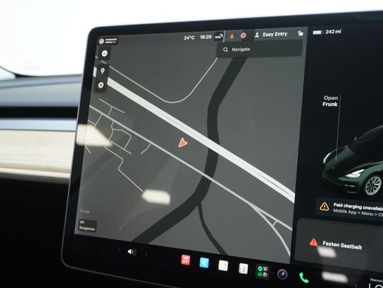 TESLA Model 3 Photo 2e32cb59-6943-4173-8af6-f37a45fee70b.jpg