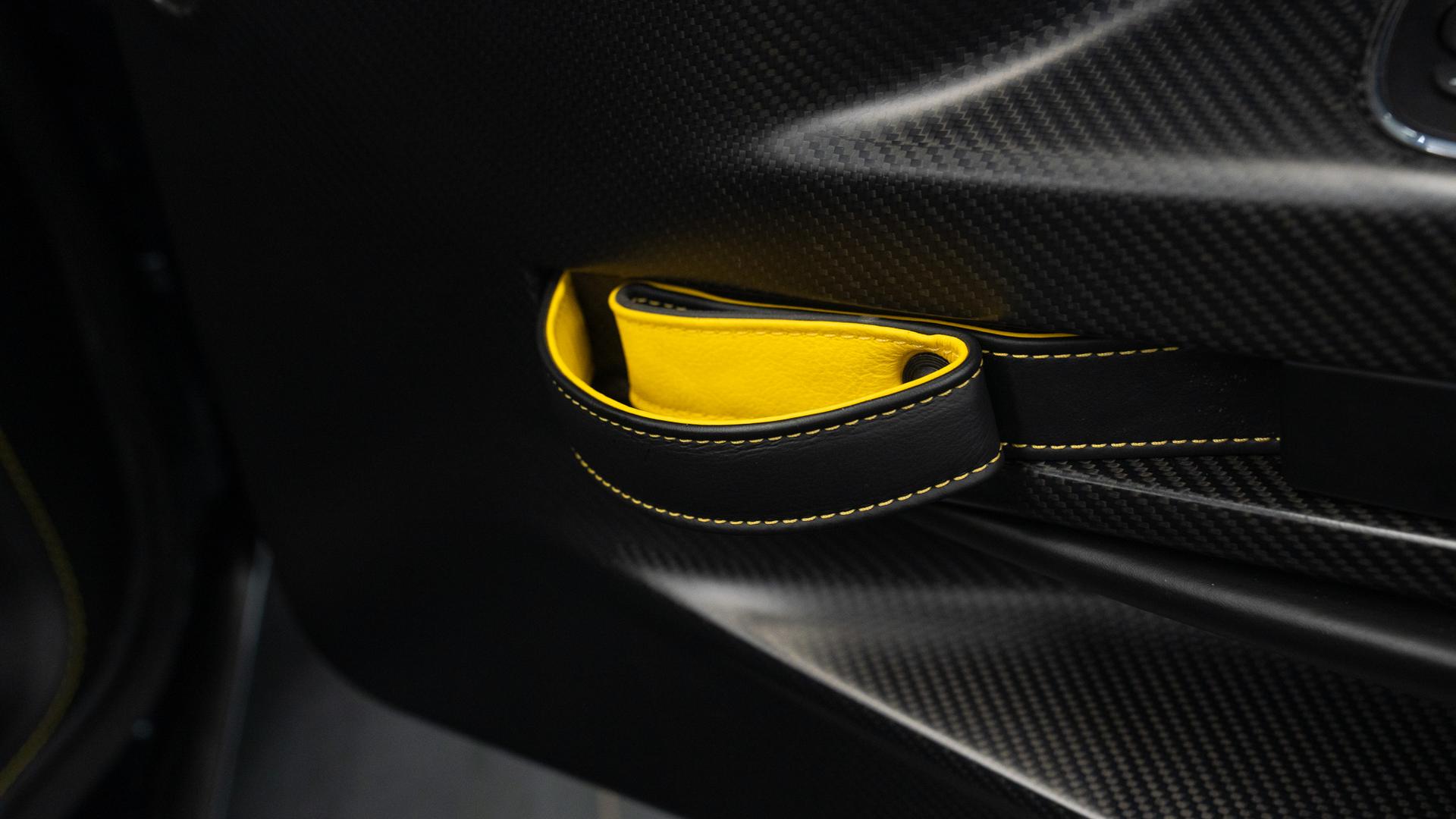 Aston Martin Vantage Photo 2eb492cb-f25b-451f-a327-e3089c9e301d.jpg