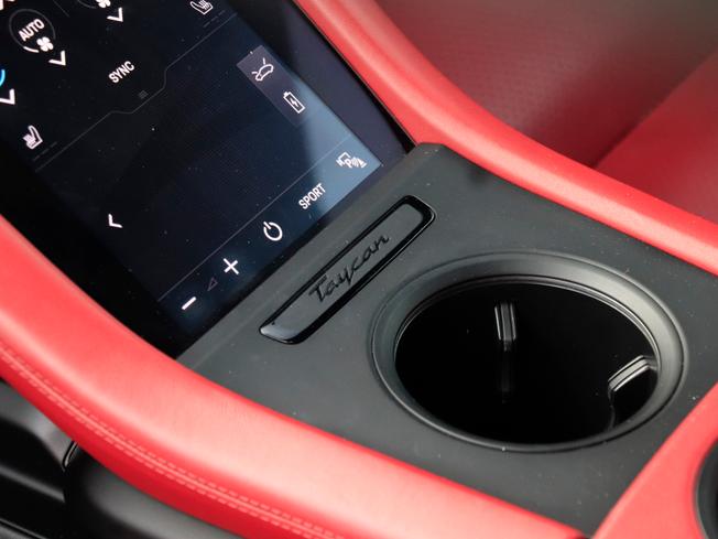 PORSCHE Taycan Photo 8