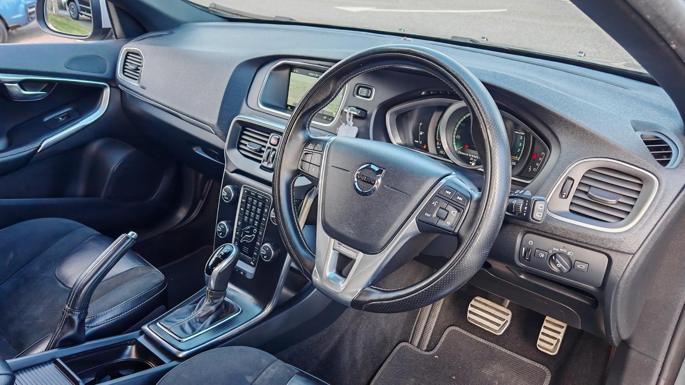 Used Volvo V40 EO66TKE 11