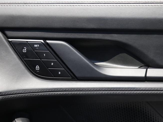 PORSCHE Taycan Photo 23
