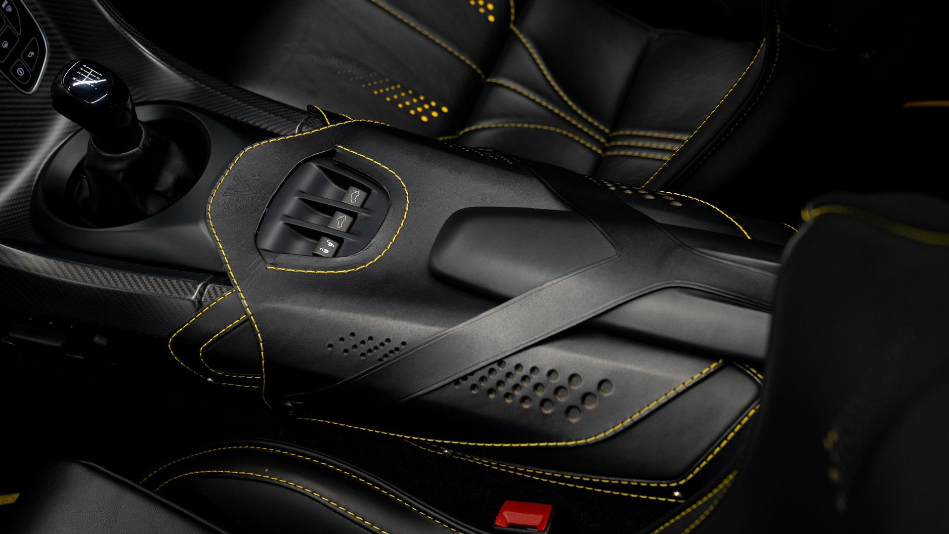 Aston Martin Vantage Photo 2f4a85b8-bb2f-4893-9e2f-336a1131d363.jpg