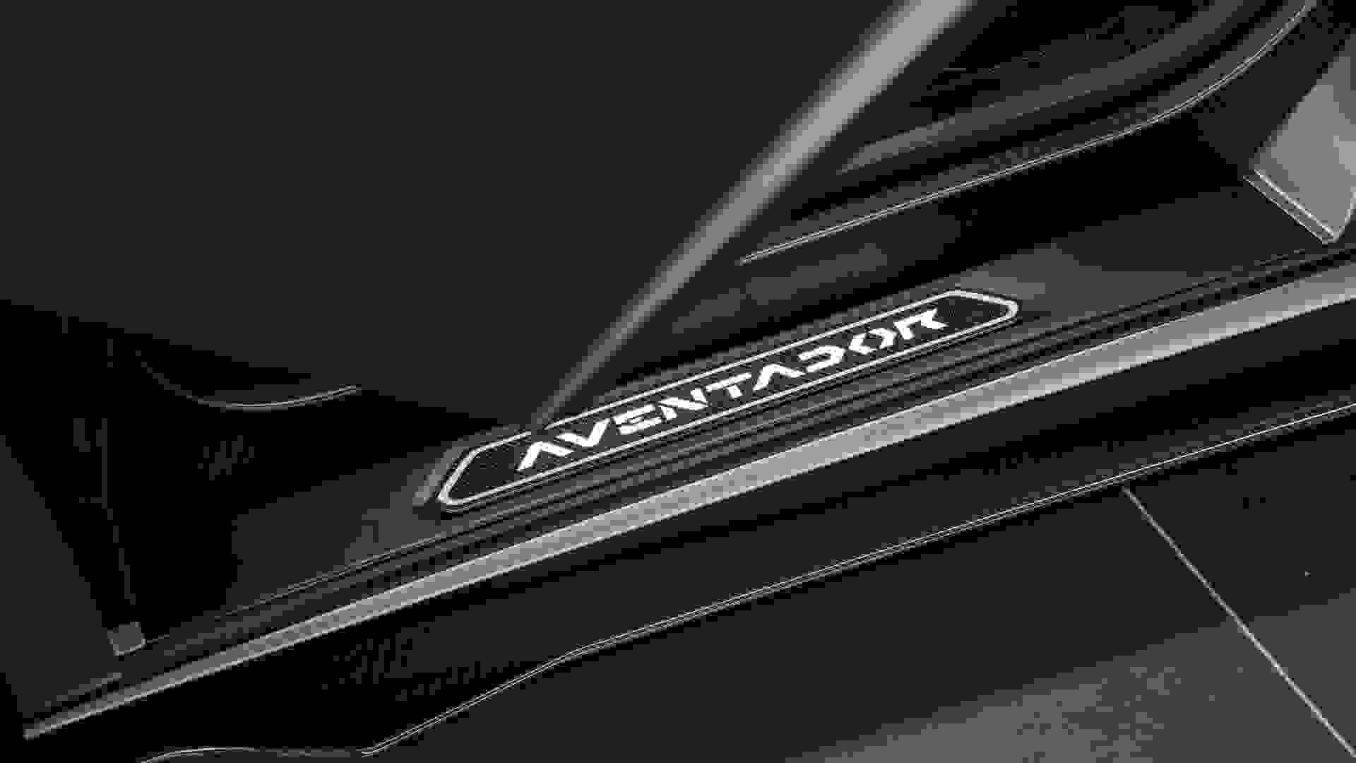 Lamborghini Aventador Photo 304839f3-f2ac-42f2-b27d-b4b02557f6ce.jpg