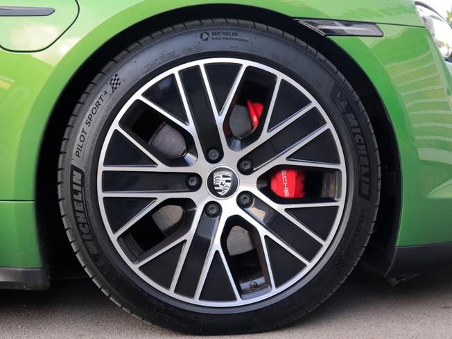PORSCHE Taycan Photo 4