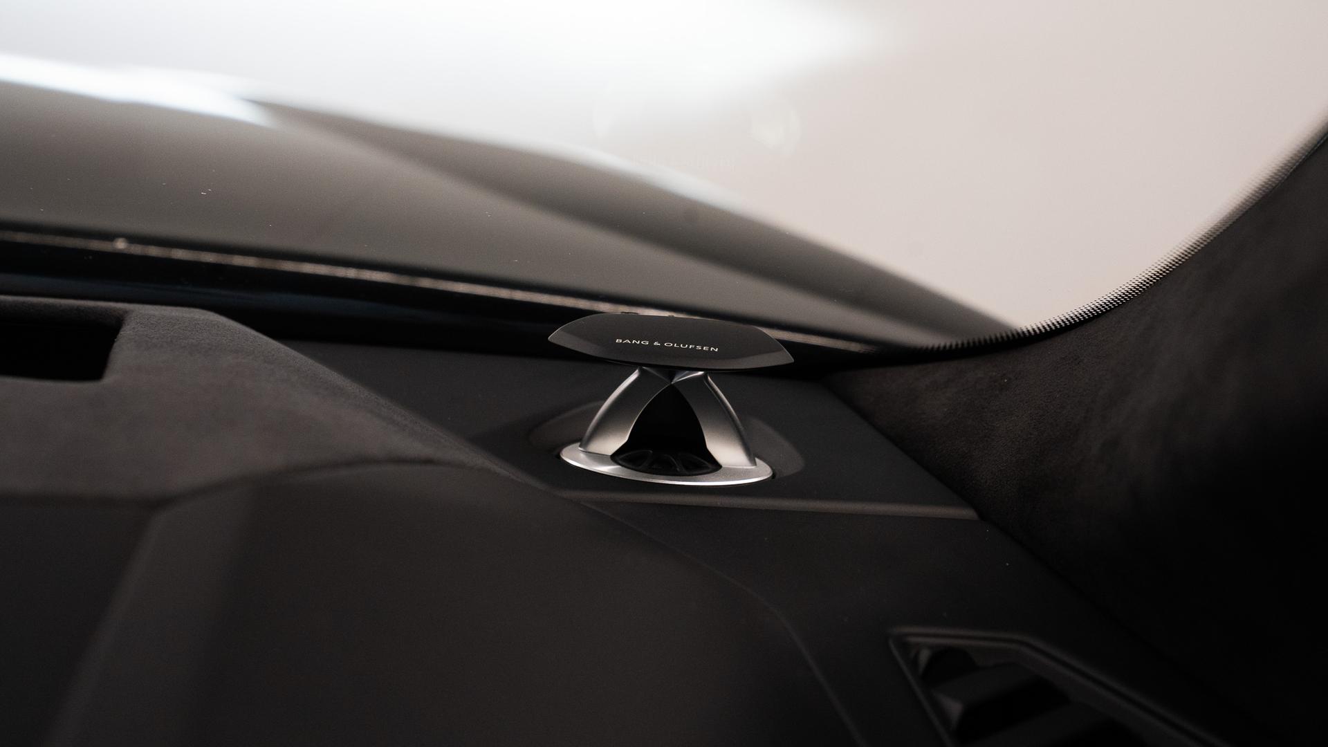 LAMBORGHINI Urus Photo 308e07a0-9956-4503-a092-2aca88ad4670.jpg