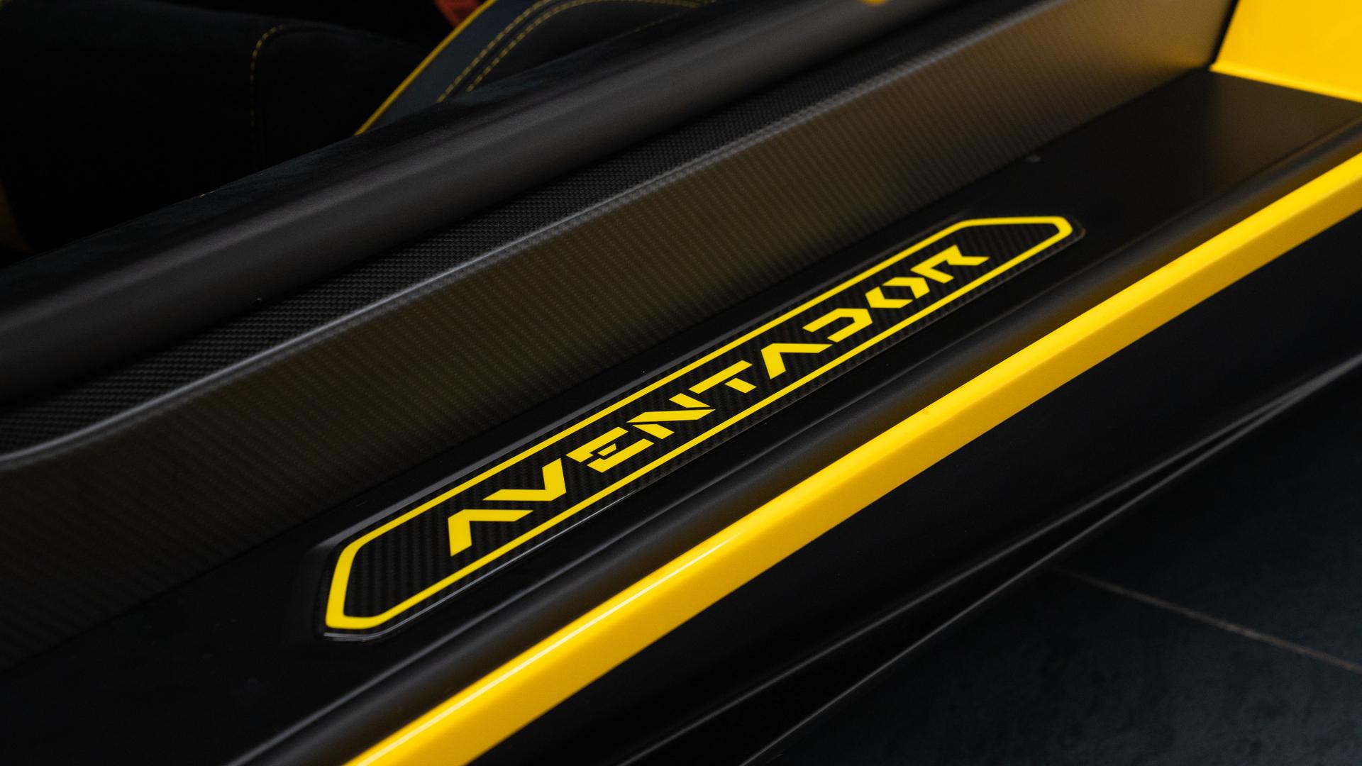 LAMBORGHINI Aventador Photo 309e600f-0469-4ce9-8345-00fe44f9eb21.jpg