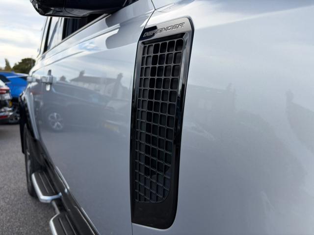 Land Rover Defender 110 Photo 30cfbf01-51db-4be8-980f-d06430af8526.jpg