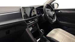 Volkswagen T-Roc Photo 2