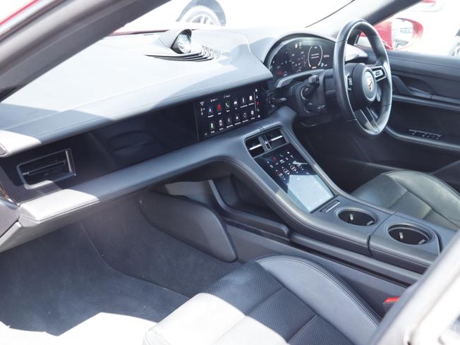 PORSCHE Taycan Photo 32