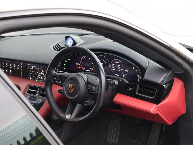 PORSCHE Taycan Photo 18