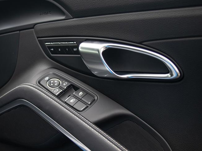 PORSCHE 718 Cayman Photo 24