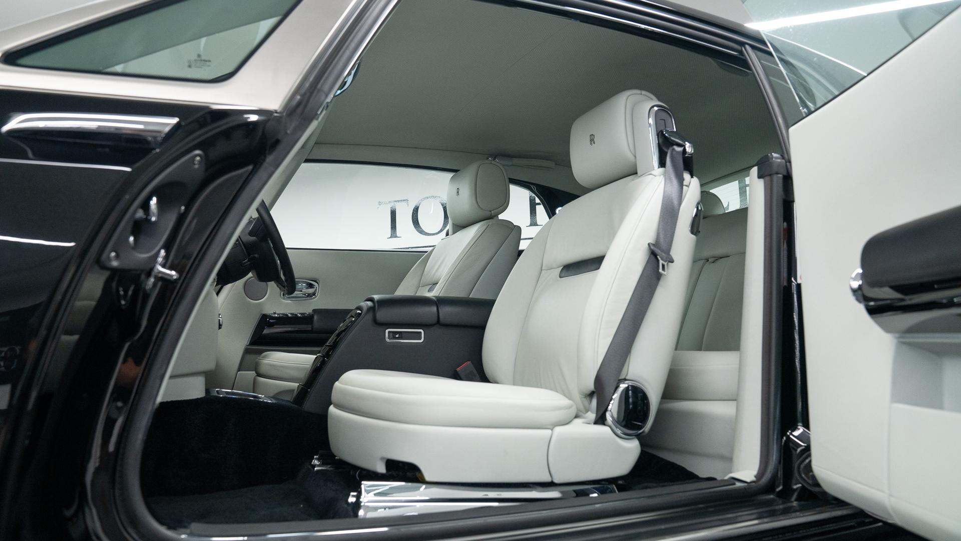 Rolls-Royce Phantom Photo 31c5bc41-0708-4cdd-9284-c70dd7dcfe01.jpg